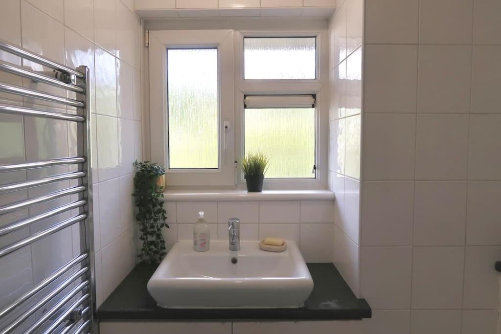 Chic 4-bed In Trendy Clerkenwell W Balcony And Walking Distance To Tube * Londra